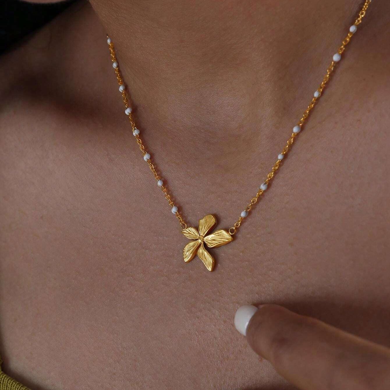 Demi fine flower necklace stainless steel