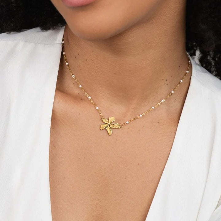 cute Demi fine flower necklace