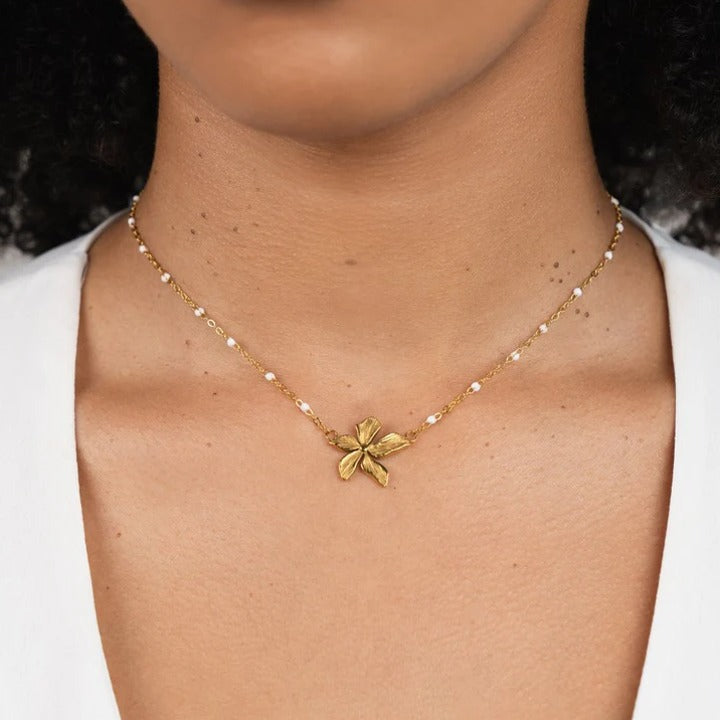 Golden Lily Necklace – 18K Gold-Plated Stainless Steel